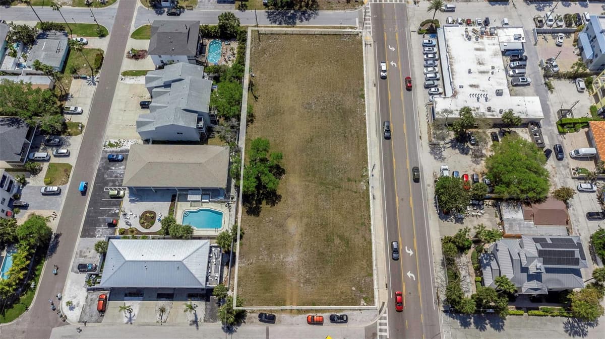 2300 GULF BOULEVARD — photo 27 of 43