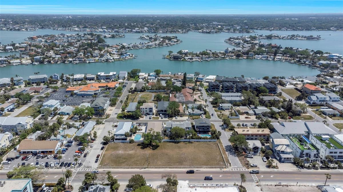 2300 GULF BOULEVARD — photo 2 of 43