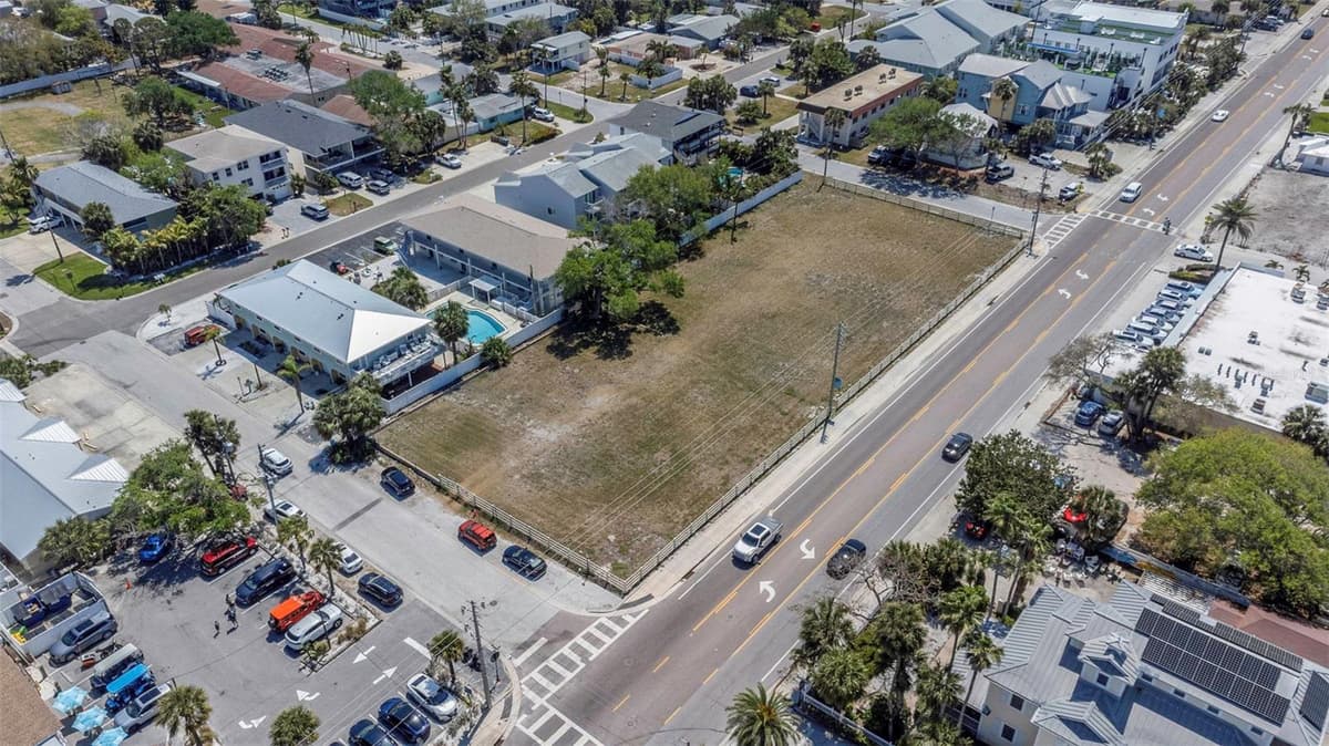 2300 GULF BOULEVARD — photo 6 of 43