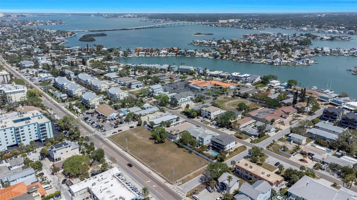 2300 GULF BOULEVARD — photo 18 of 43