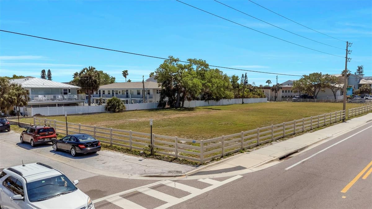 2300 GULF BOULEVARD — photo 30 of 43