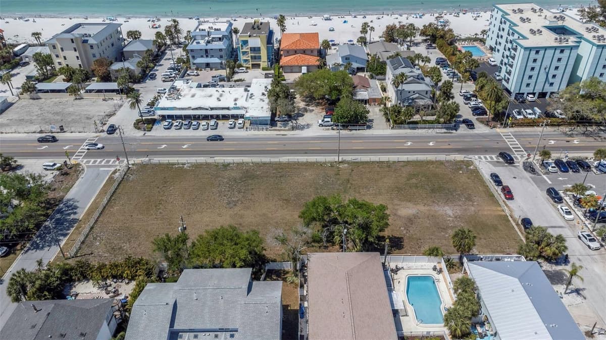 2300 GULF BOULEVARD — photo 11 of 43
