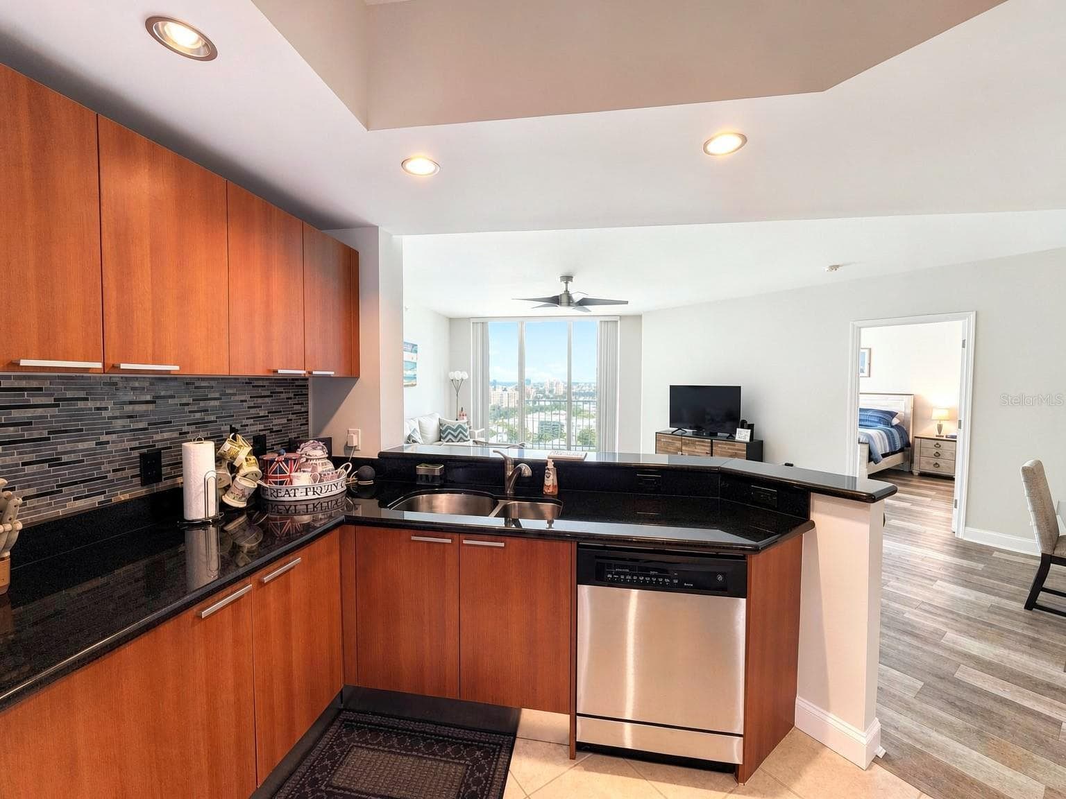 231 RIVERSIDE DRIVE — photo 19 of 40