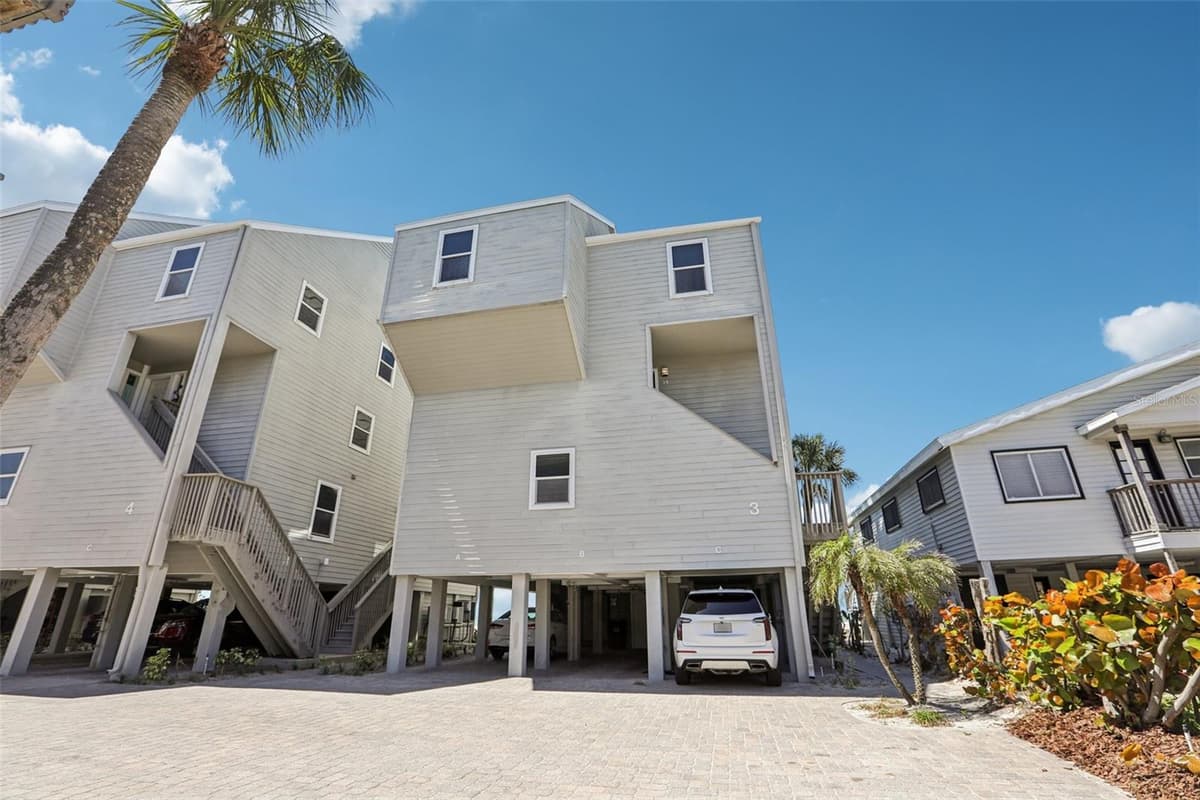 19930 GULF BOULEVARD — photo 4 of 46