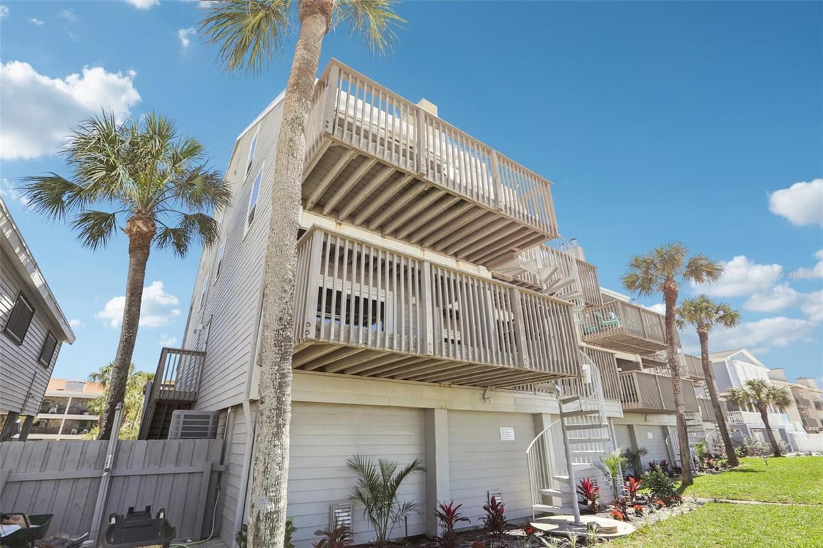 19930 GULF BOULEVARD — photo 34 of 46