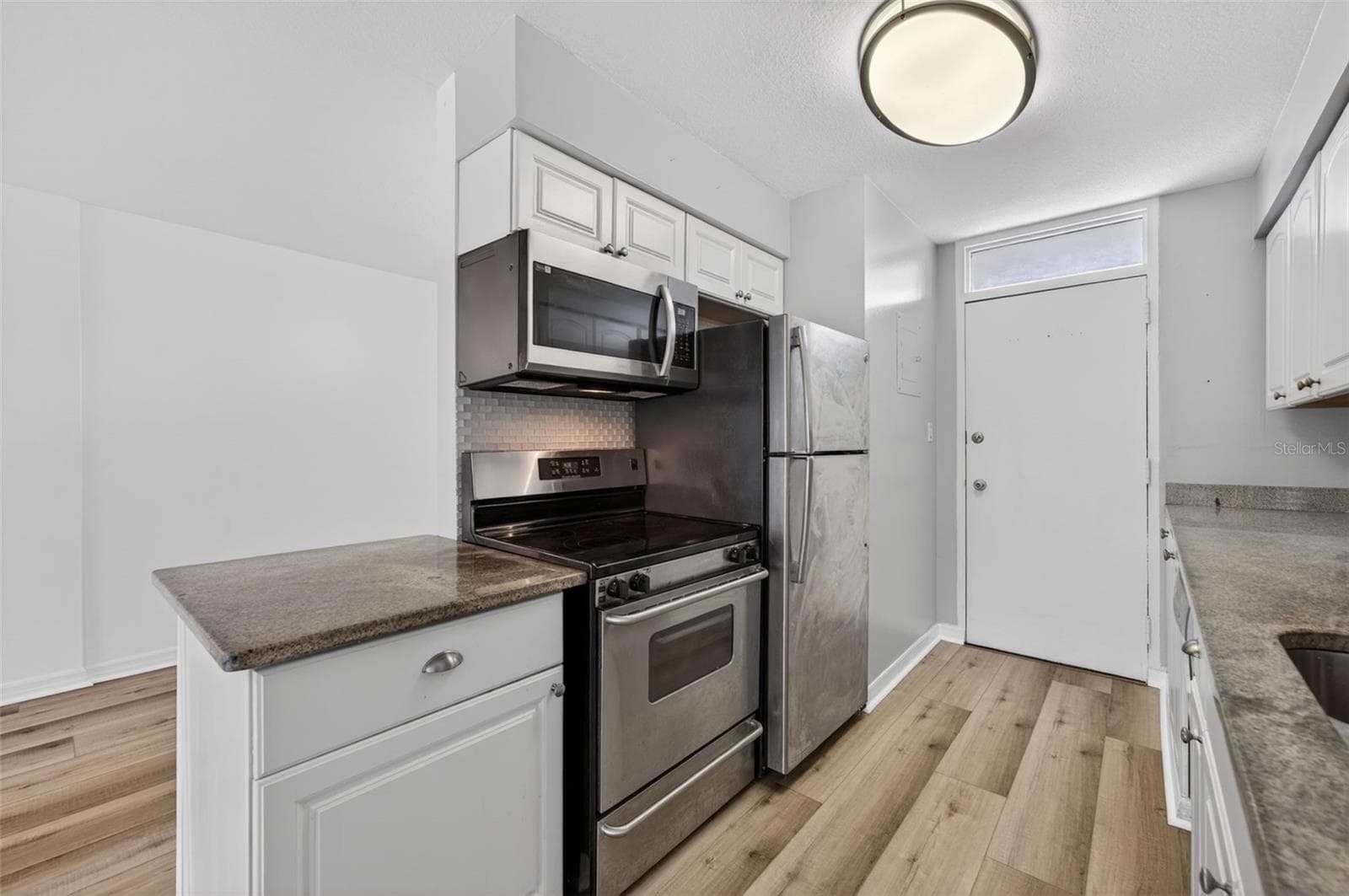 700 MELROSE AVENUE — photo 10 of 27