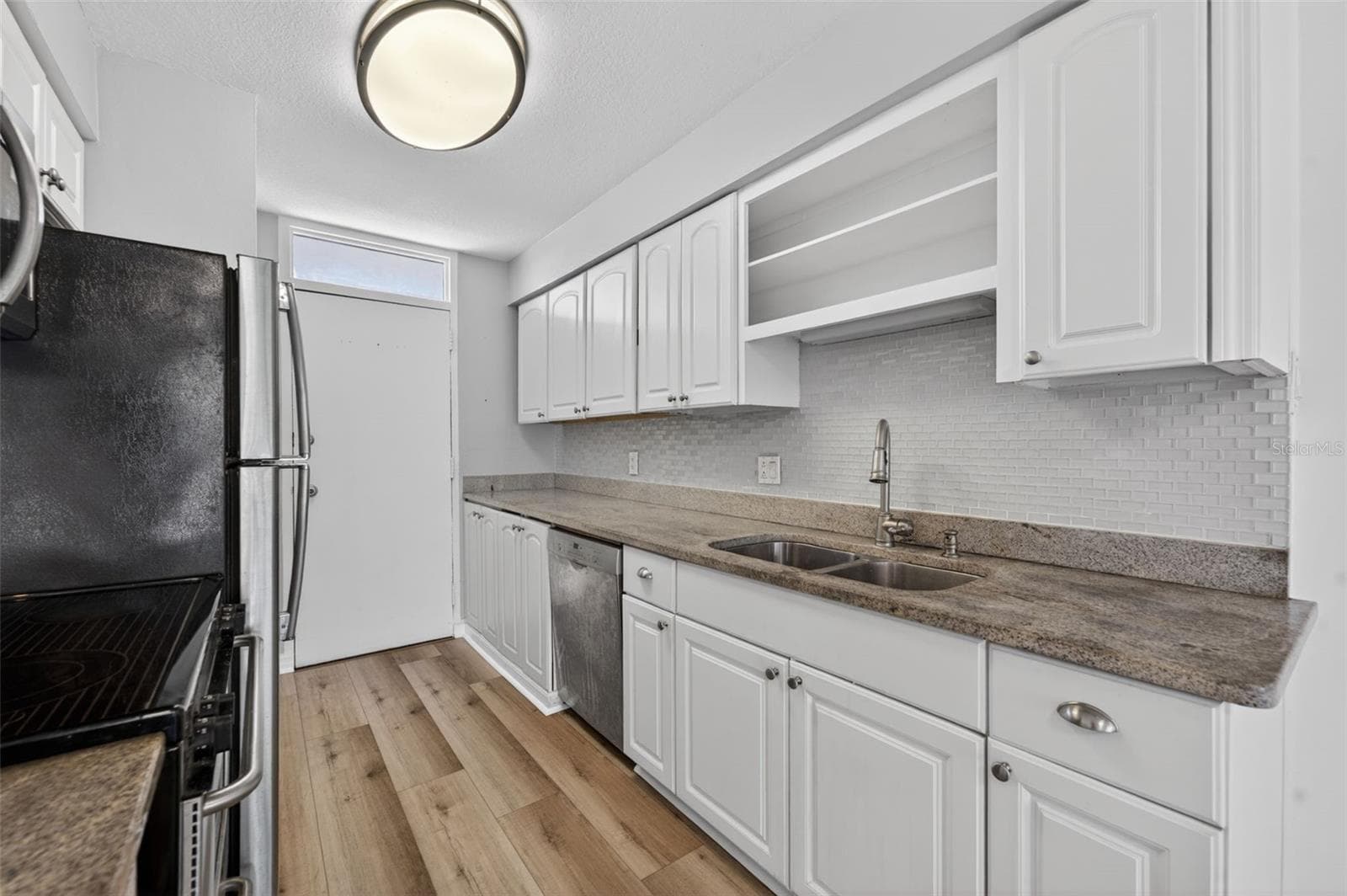 700 MELROSE AVENUE — photo 12 of 27