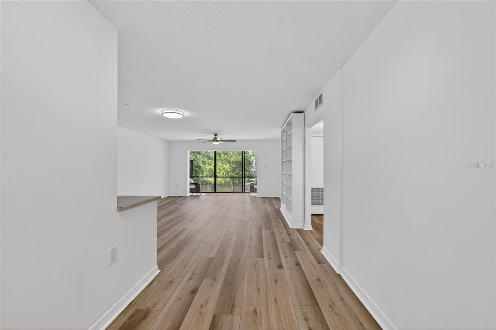700 MELROSE AVENUE — photo 2 of 27