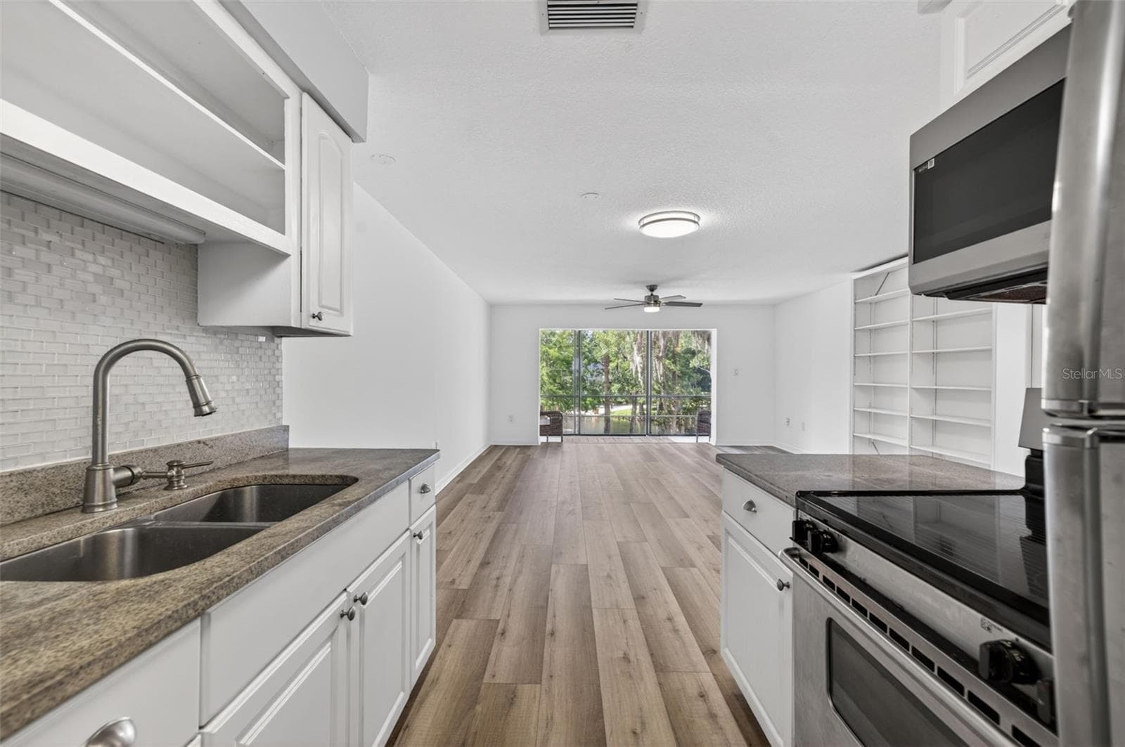 700 MELROSE AVENUE — photo 11 of 27