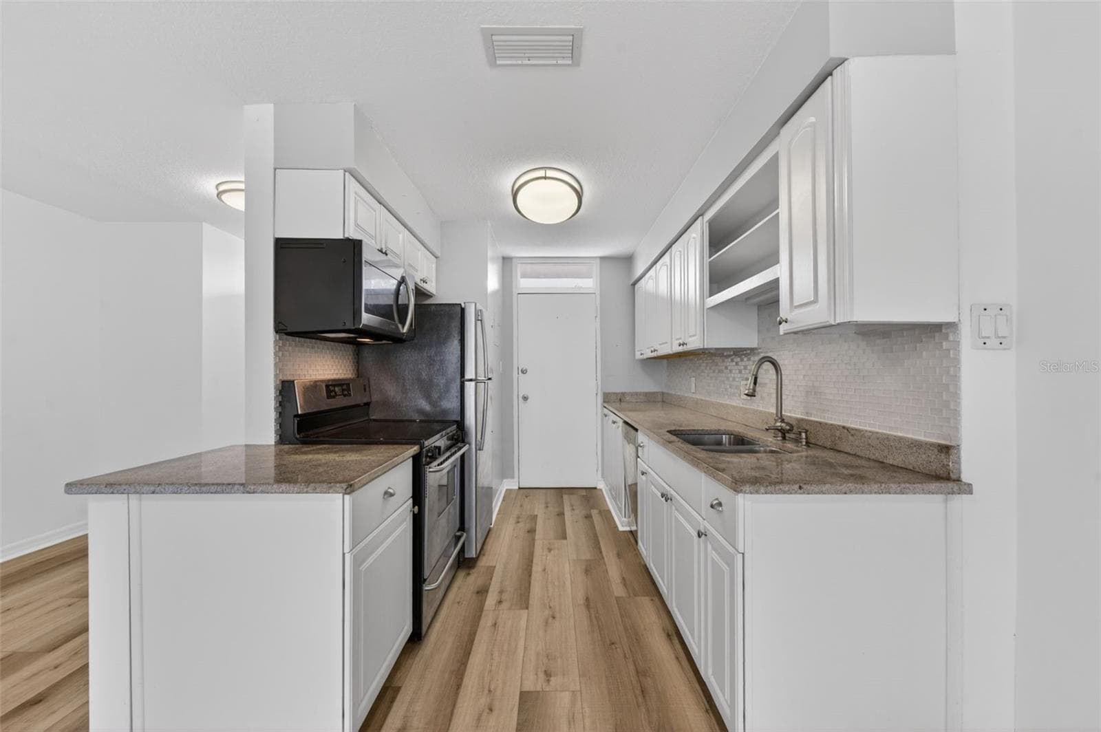 700 MELROSE AVENUE — photo 13 of 27
