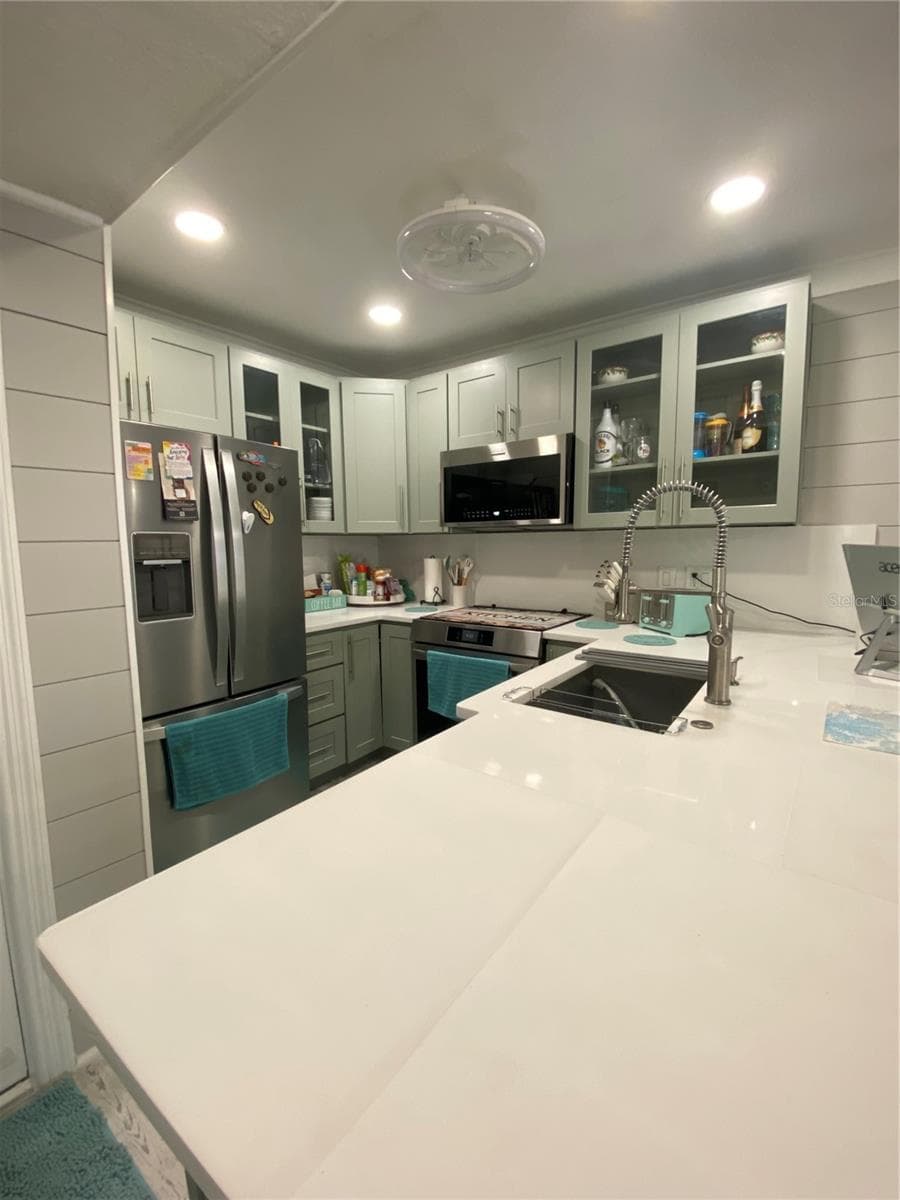 230 MEDALLION BOULEVARD — photo 11 of 37