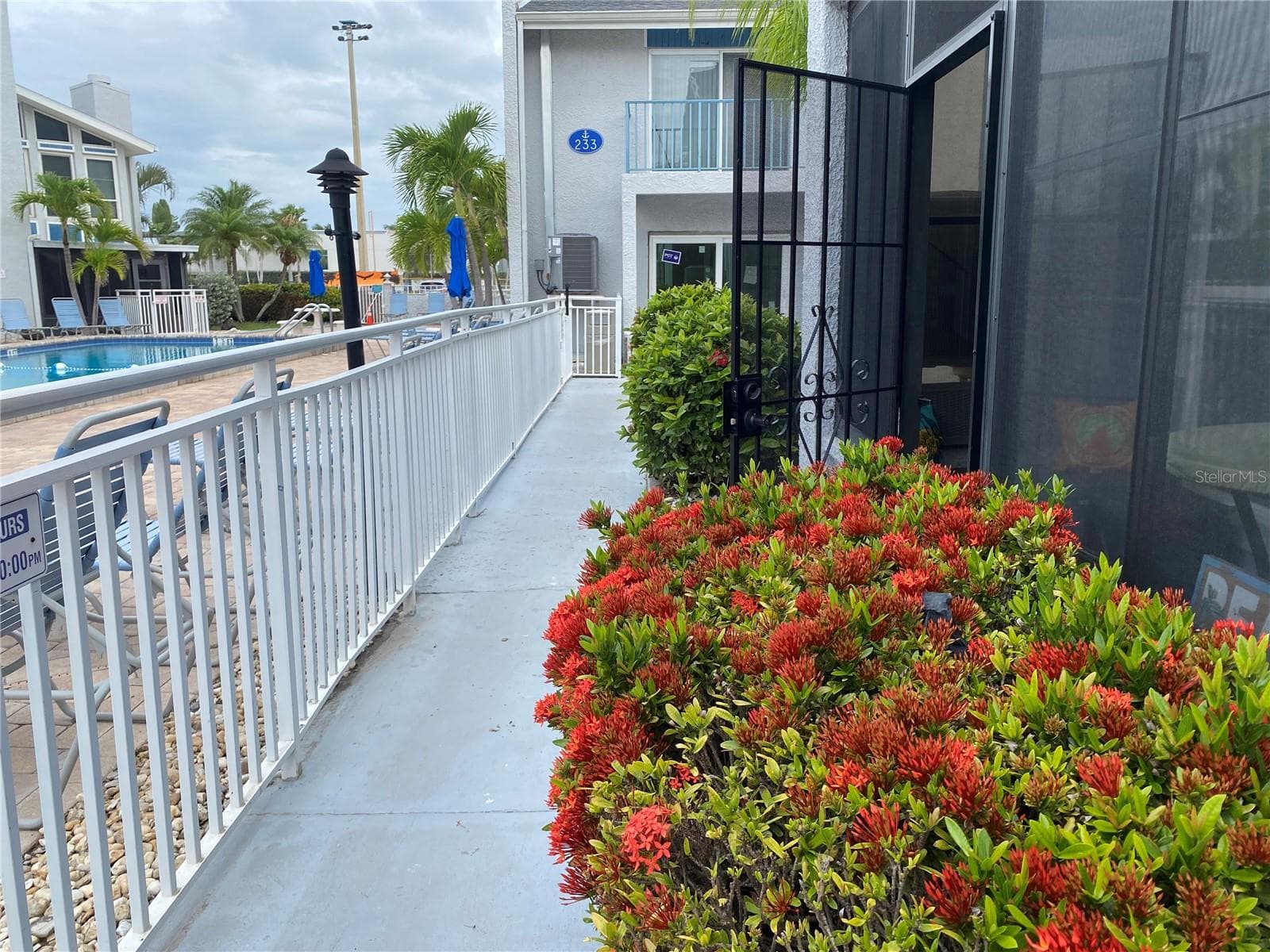 230 MEDALLION BOULEVARD — photo 4 of 37