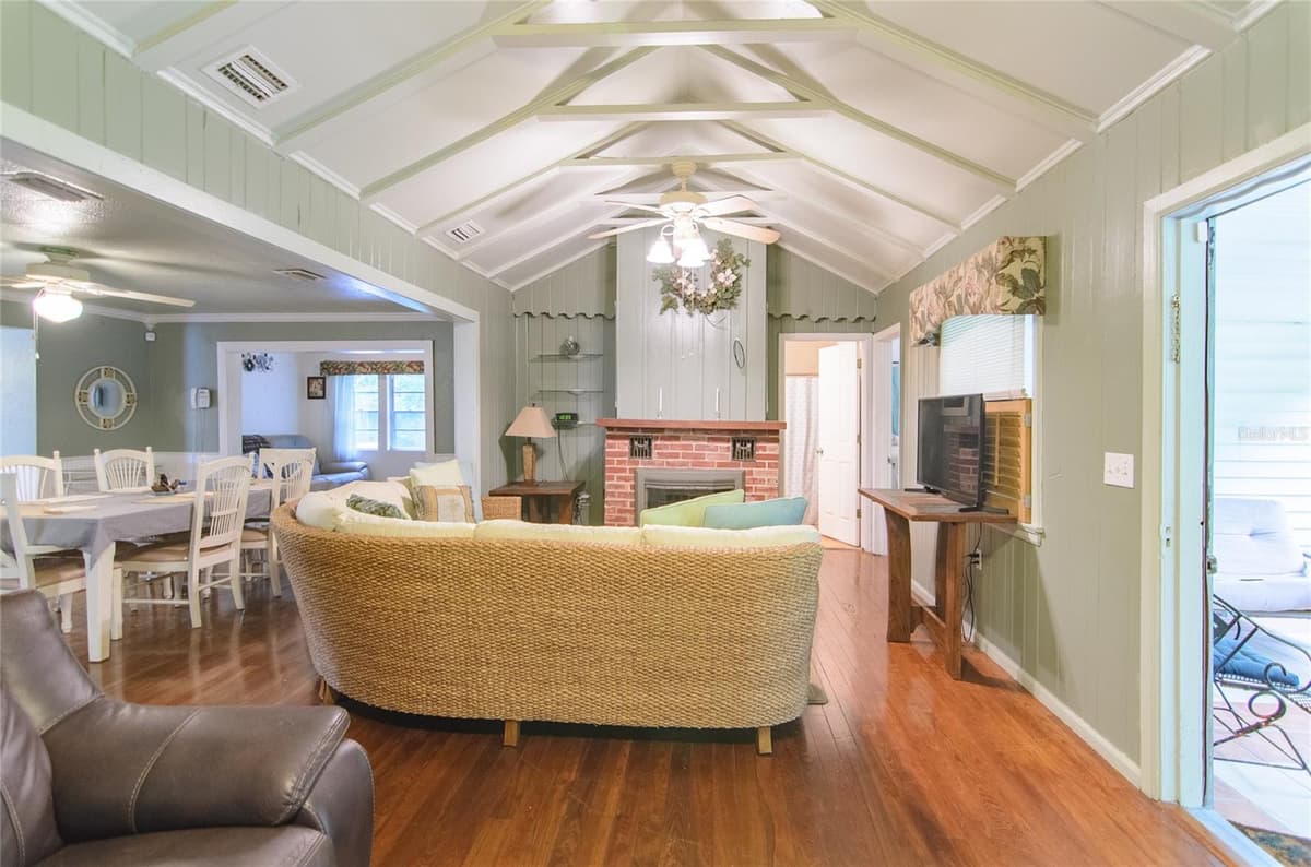 257 DESOTO AVENUE — photo 6 of 25