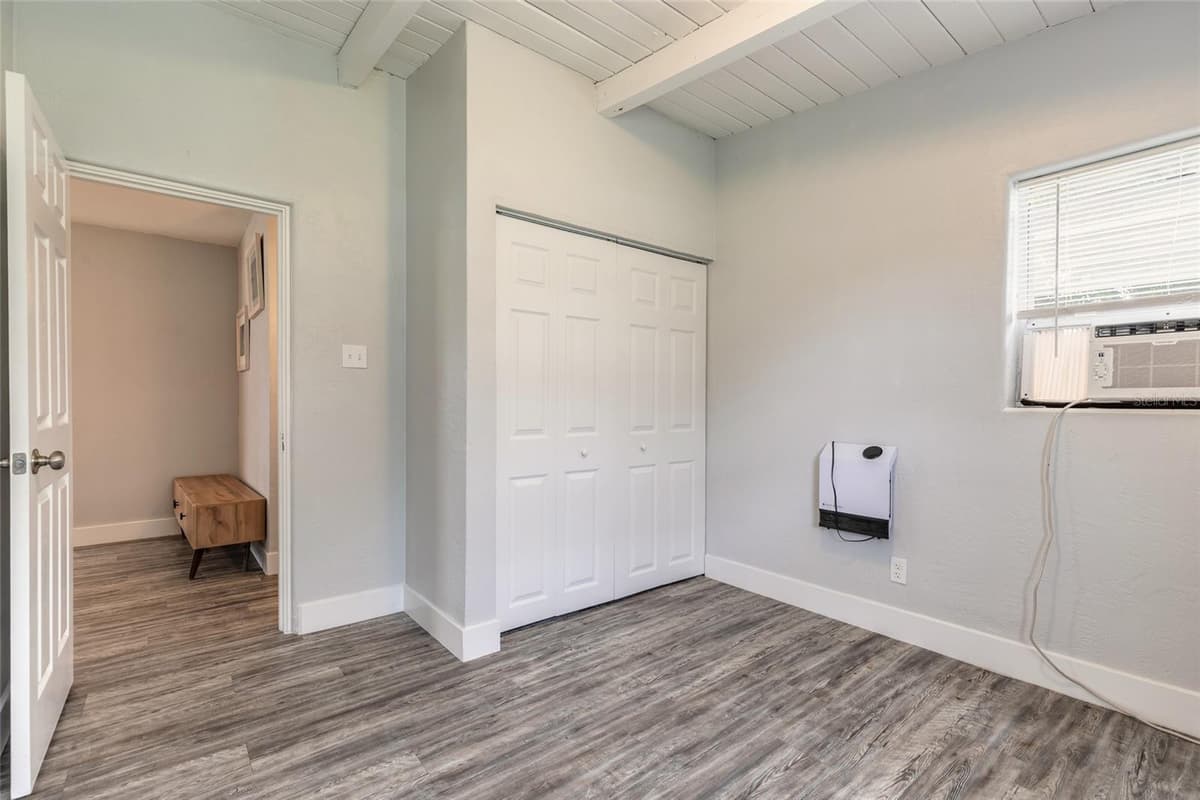 305 ELSIE AVENUE — photo 10 of 12