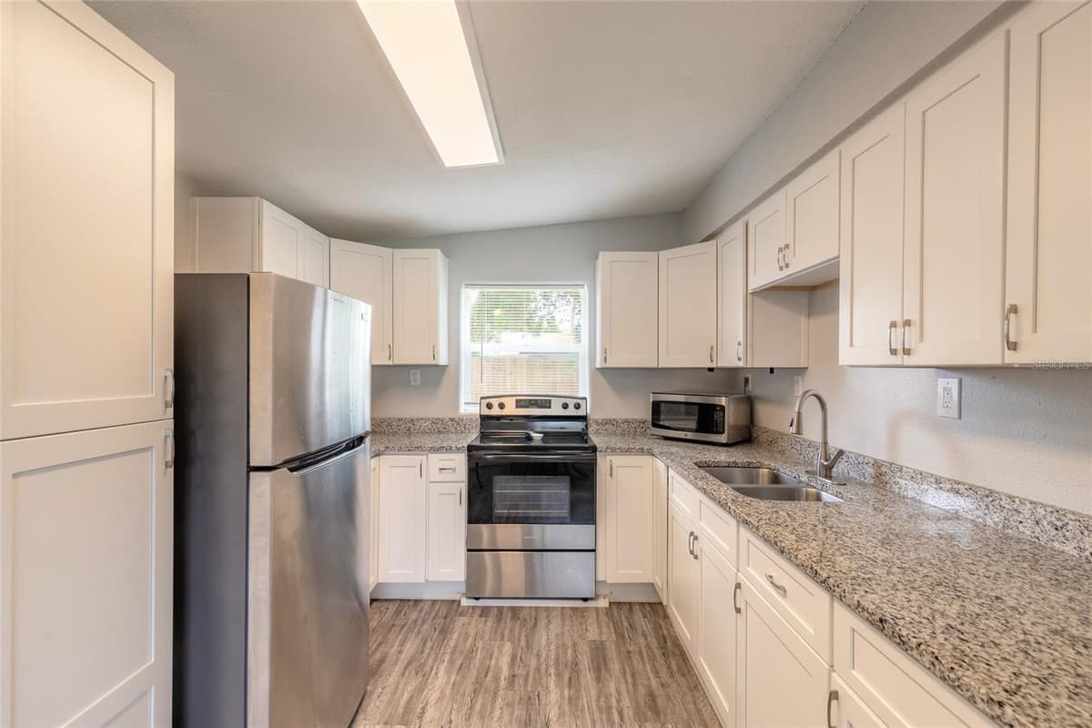 305 ELSIE AVENUE — photo 5 of 12