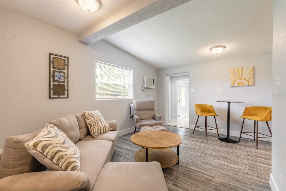 305 ELSIE AVENUE — photo 4 of 12