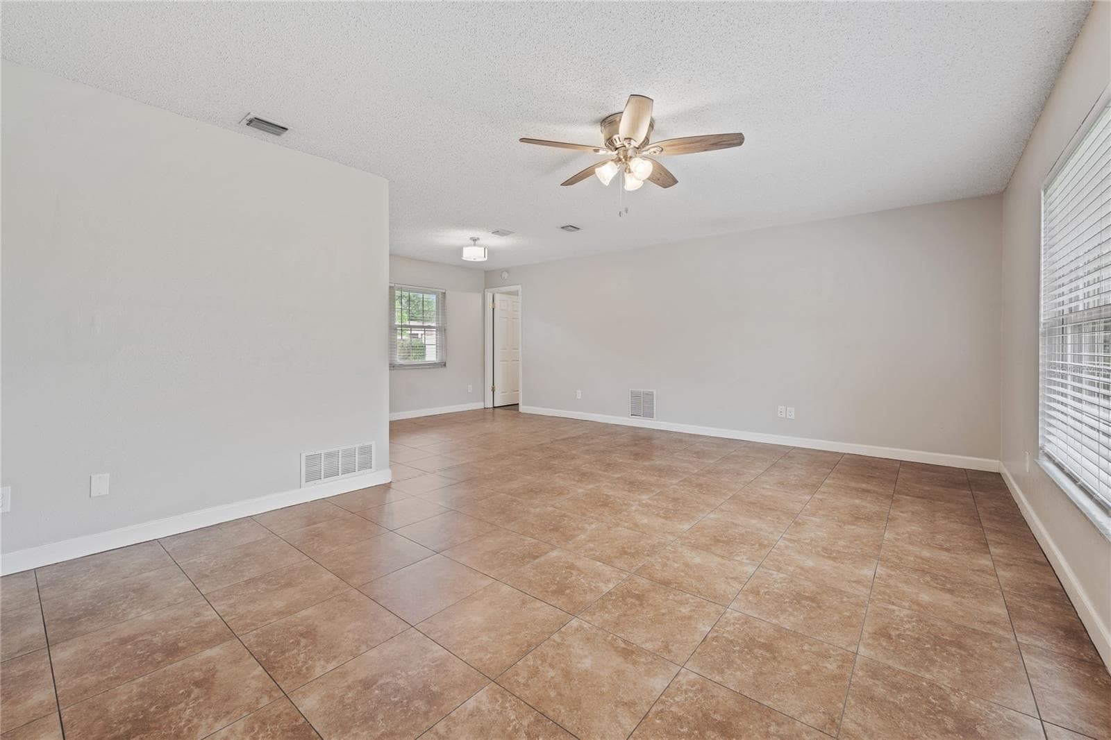 1016 MANCHESTER CIRCLE — photo 6 of 22