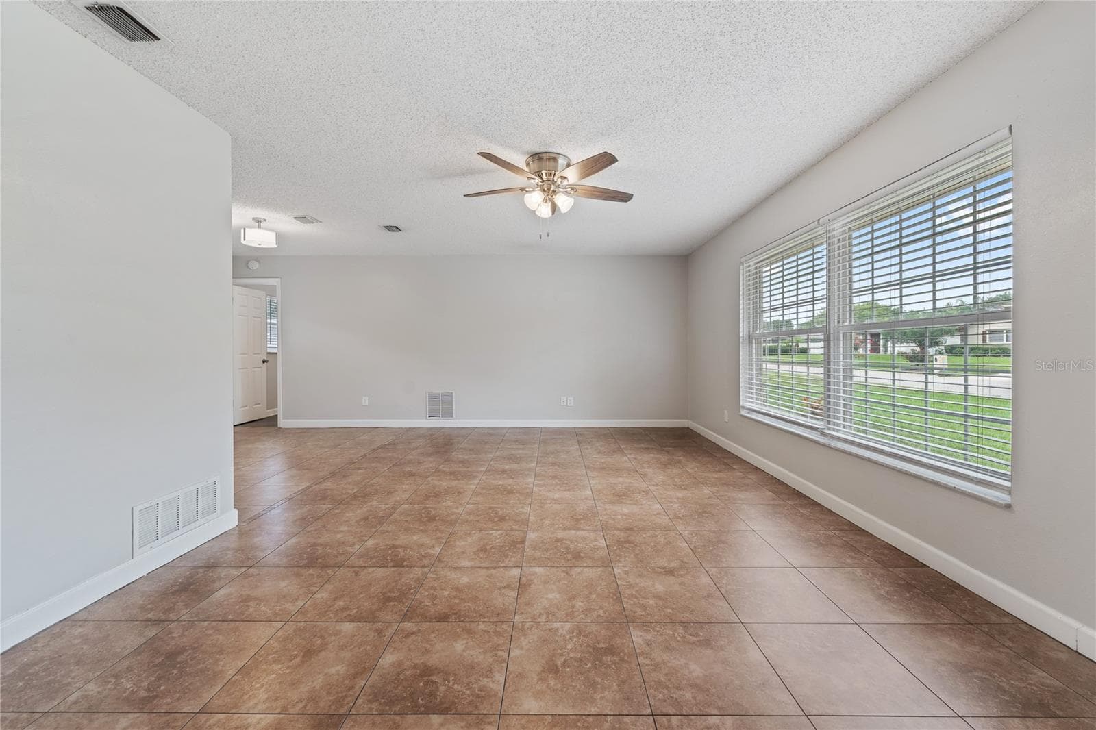 1016 MANCHESTER CIRCLE — photo 4 of 22