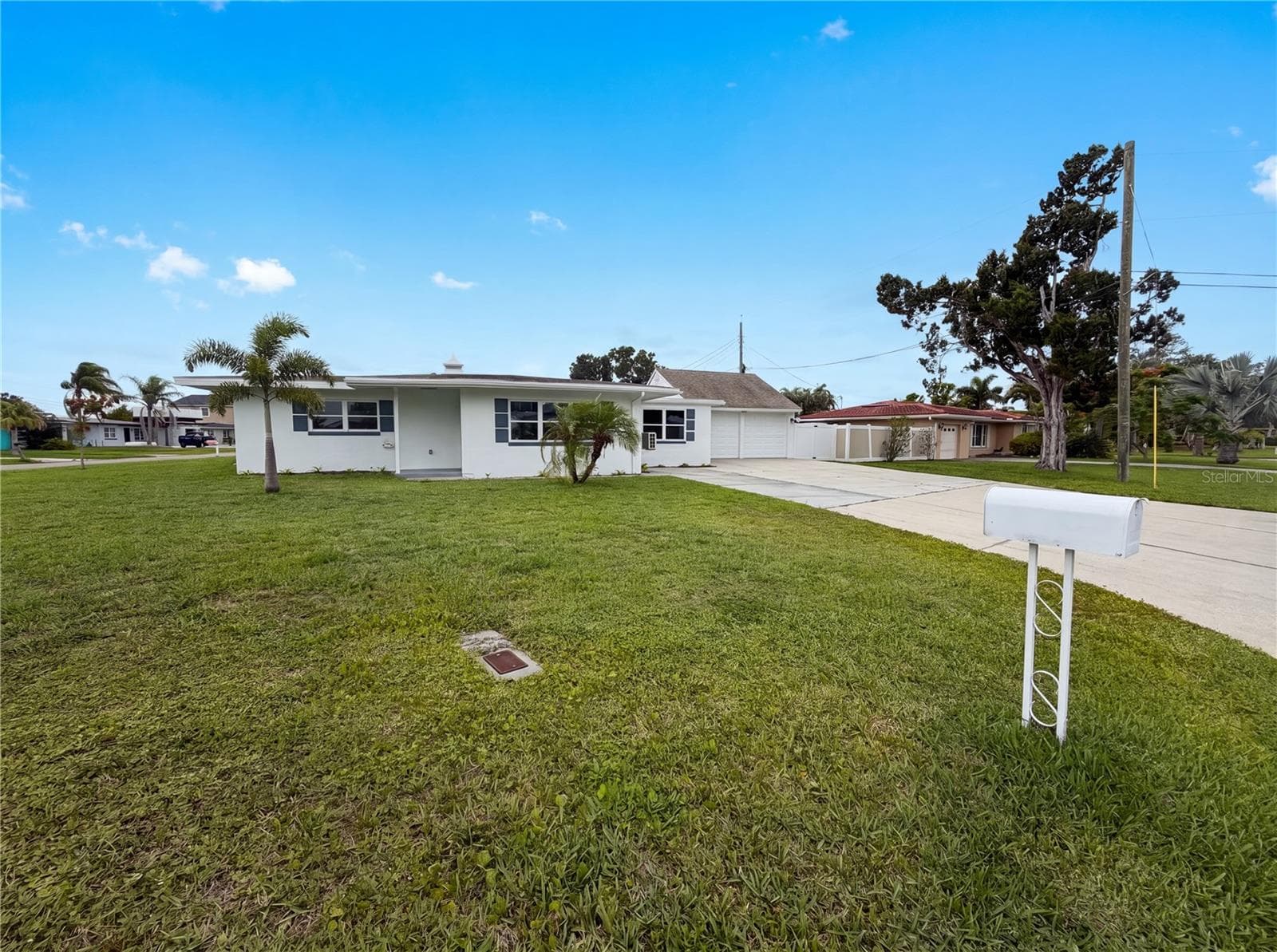 567 BAYWOOD DRIVE