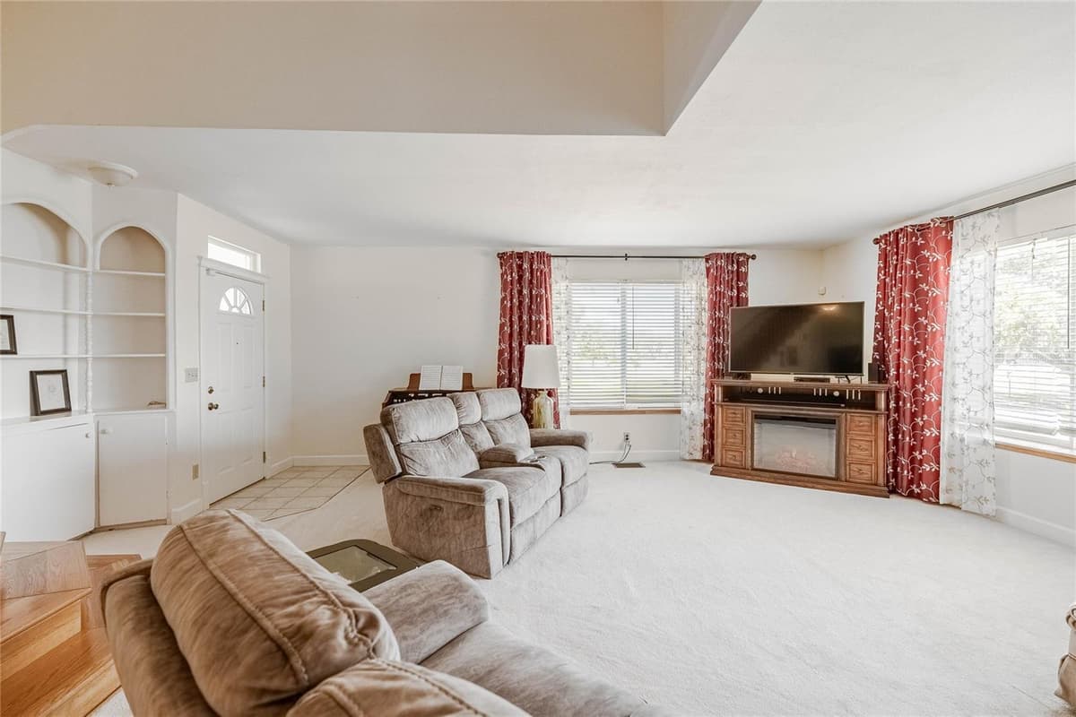 102 LAKESHORE BOULEVARD — photo 14 of 79