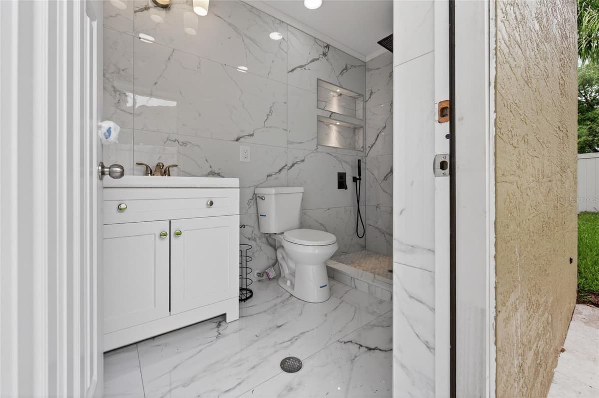 1801 WATERSIDE OAKS DRIVE — photo 37 of 44