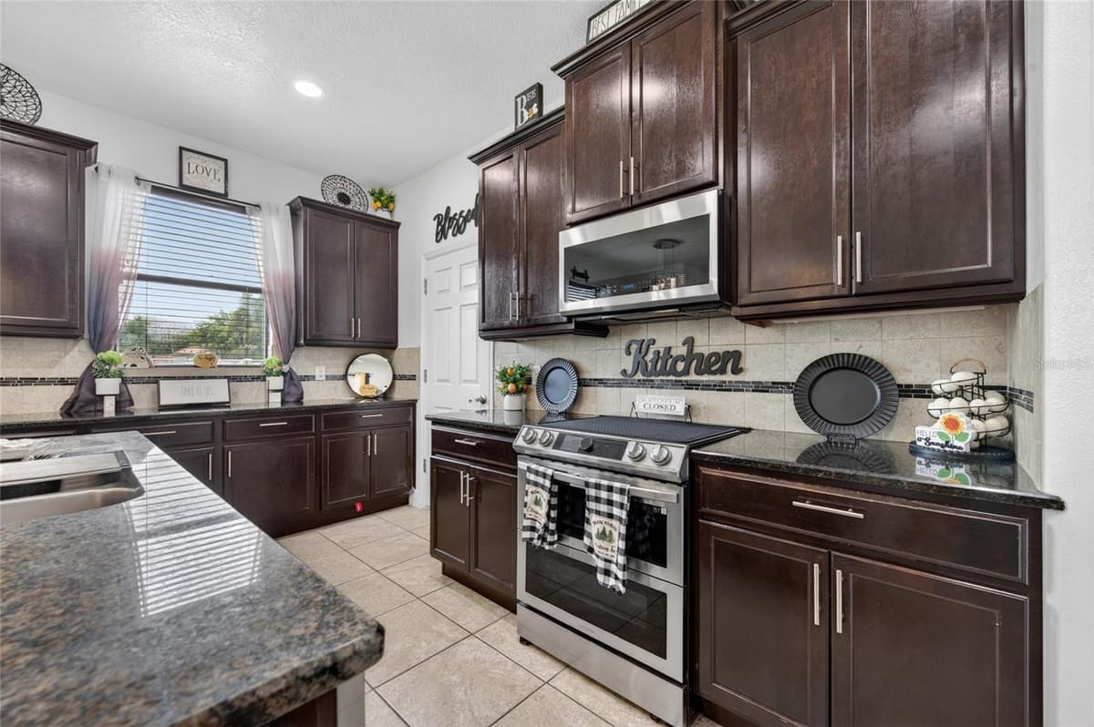 1801 WATERSIDE OAKS DRIVE — photo 9 of 44