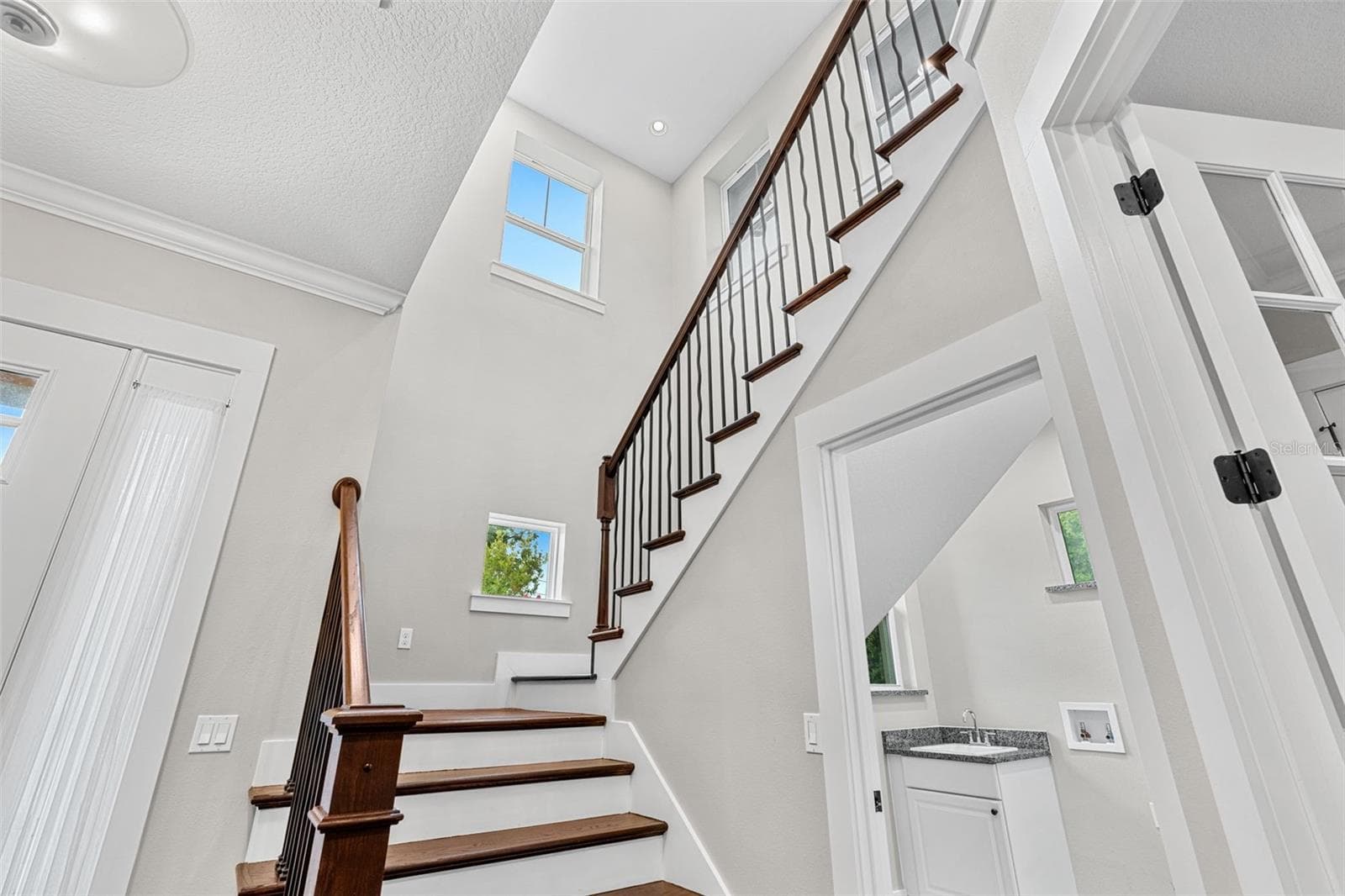 437 CAPEN AVENUE — photo 8 of 36