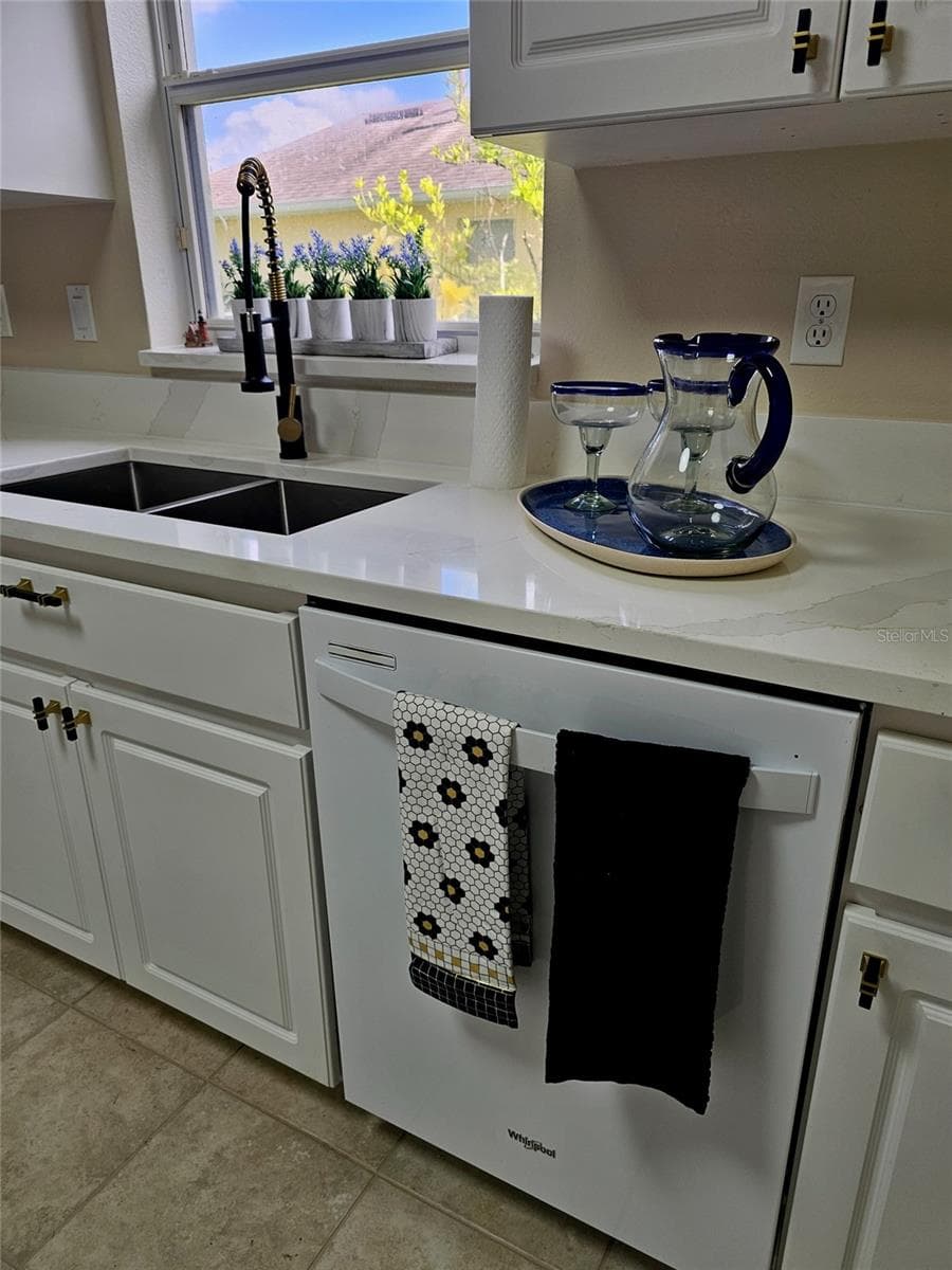 5351 AURORA DRIVE — photo 9 of 51