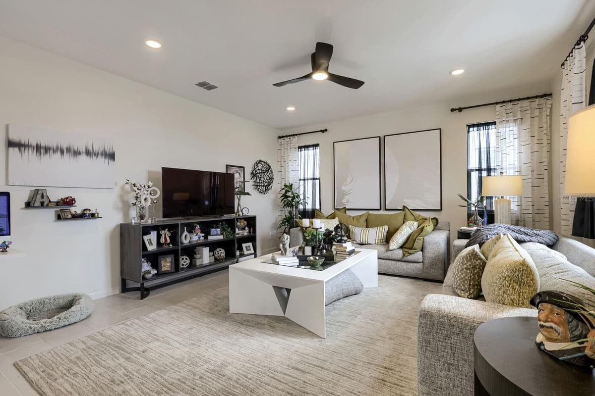 900 GRIFFON AVENUE — photo 6 of 39
