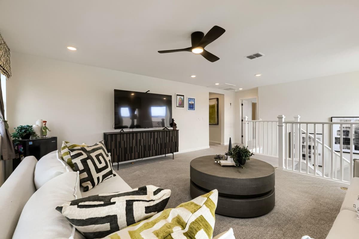 900 GRIFFON AVENUE — photo 10 of 39