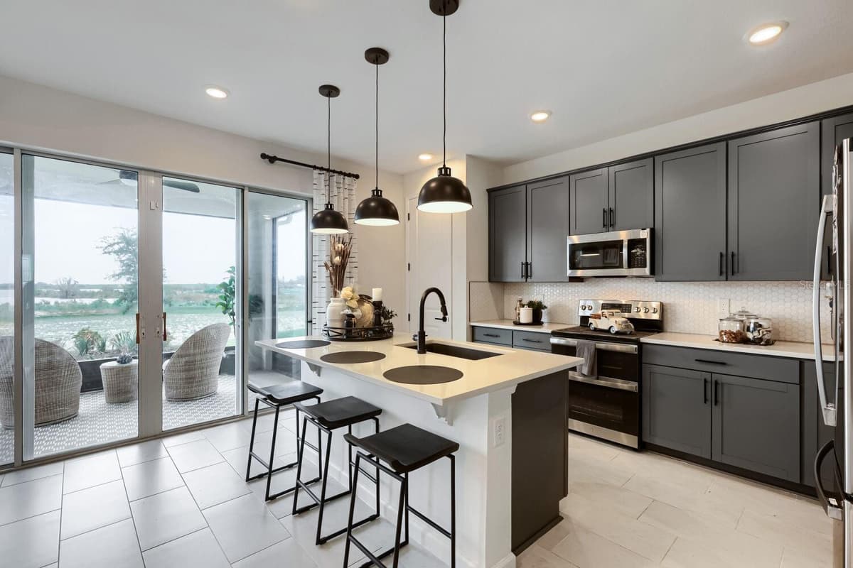 900 GRIFFON AVENUE — photo 17 of 39
