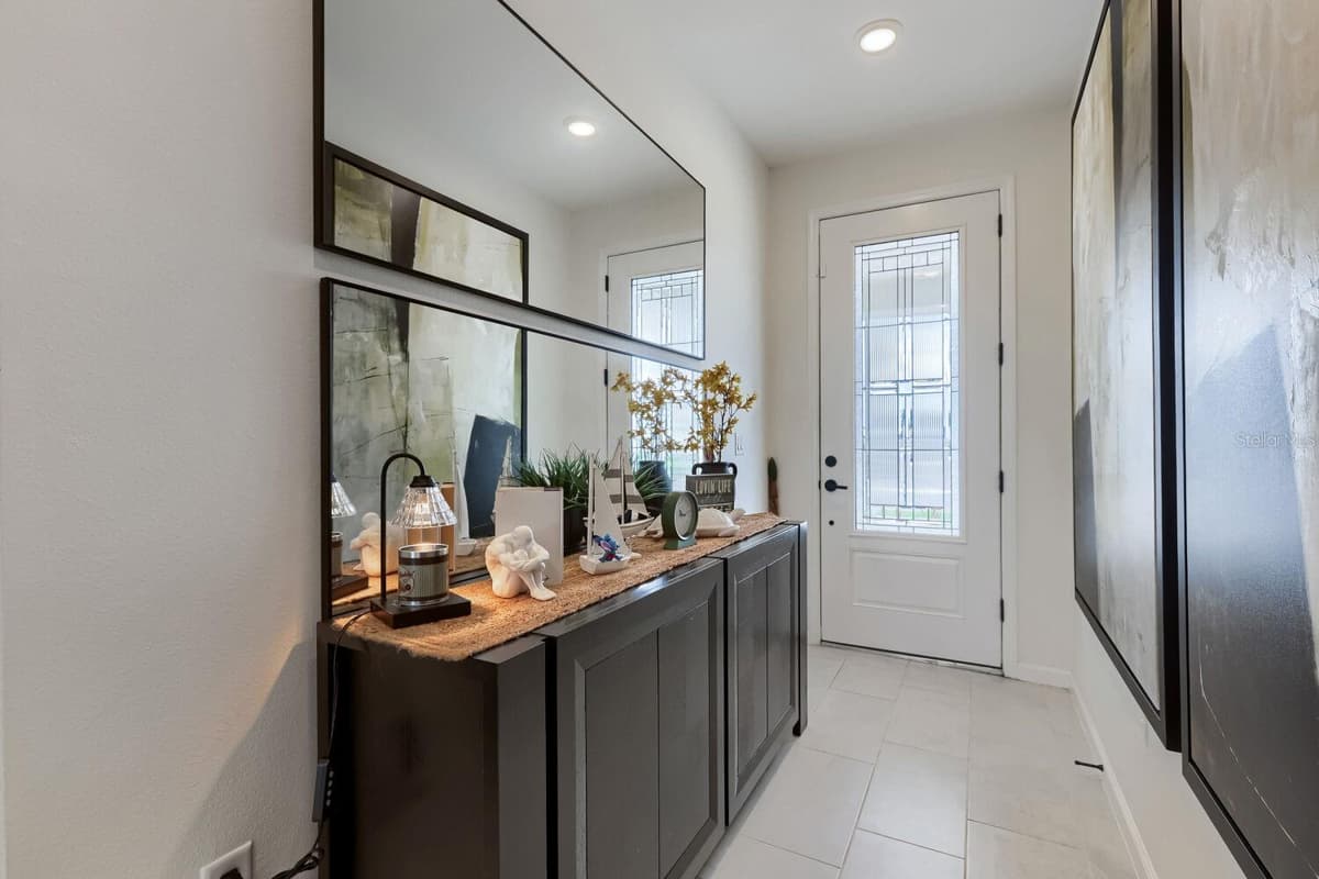 900 GRIFFON AVENUE — photo 4 of 39
