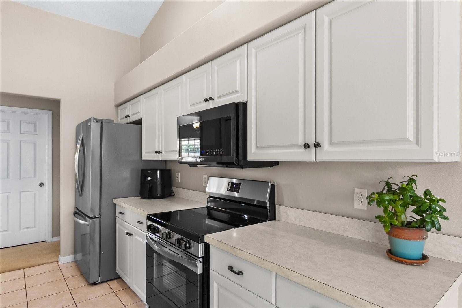 756 BAFFIN DRIVE — photo 15 of 45