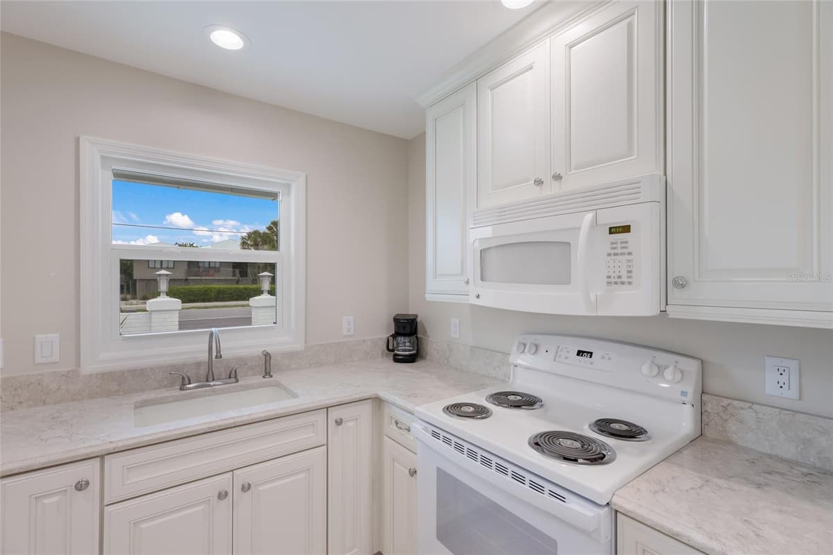 320 GULF BOULEVARD — photo 13 of 22