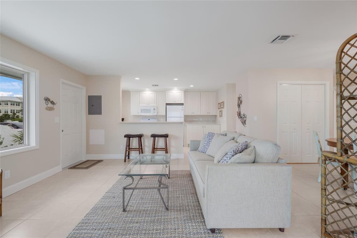 320 GULF BOULEVARD — photo 8 of 22