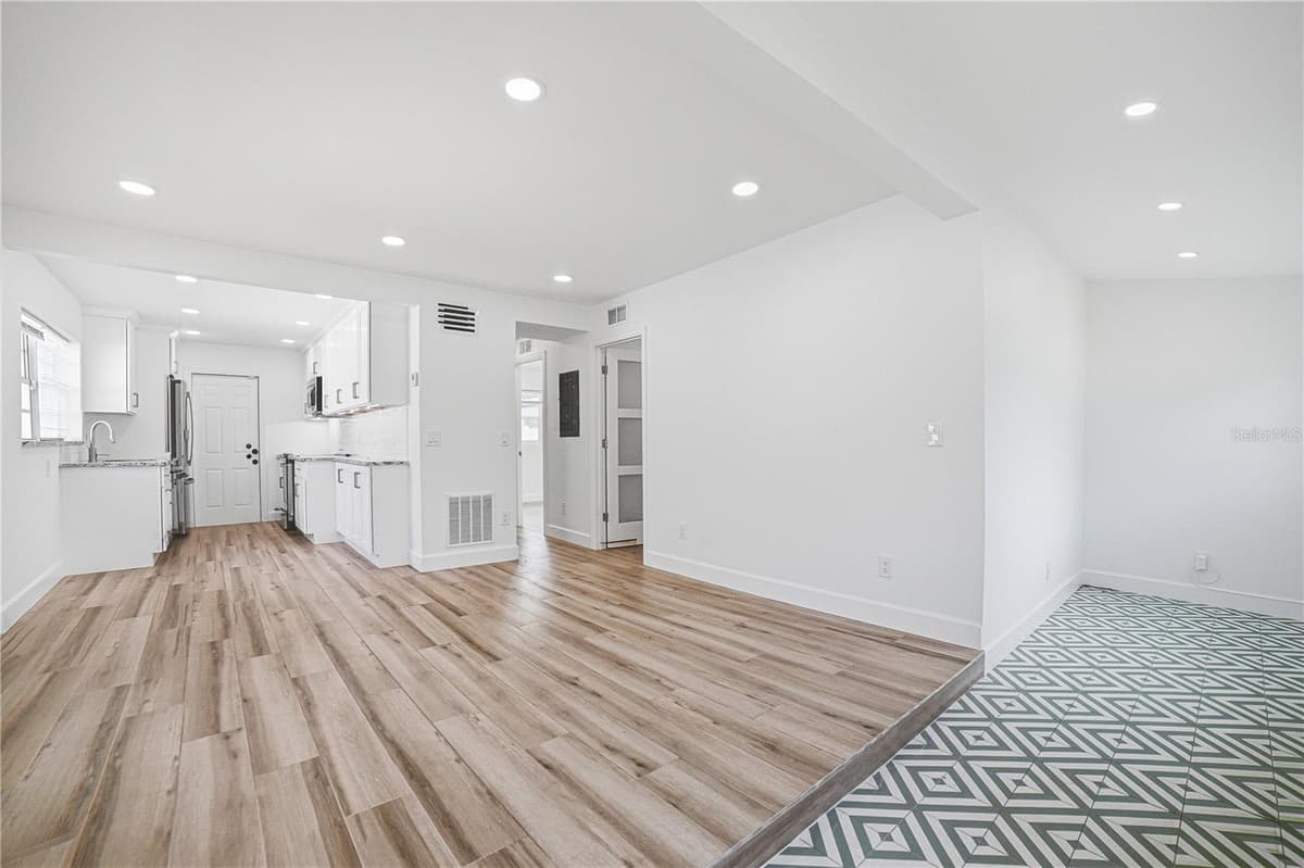 335 12TH AVENUE — photo 3 of 28
