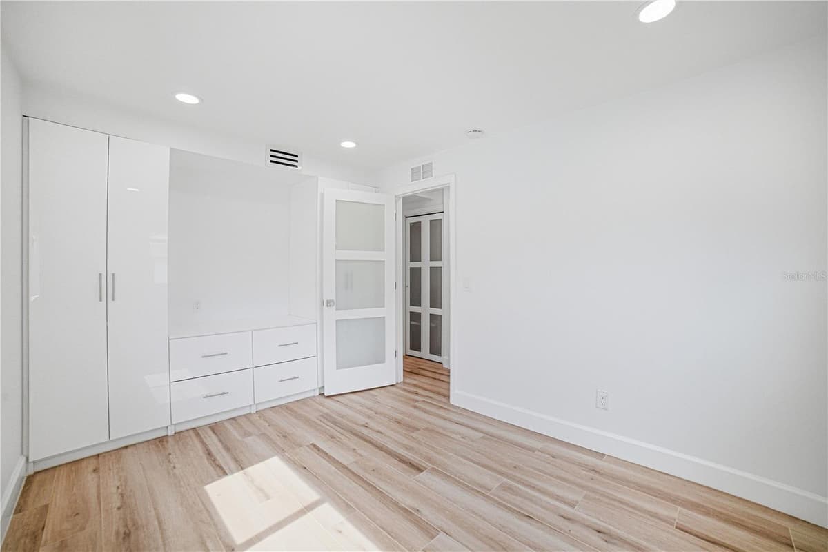 335 12TH AVENUE — photo 11 of 28