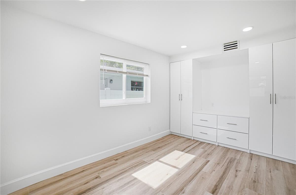 335 12TH AVENUE — photo 12 of 28