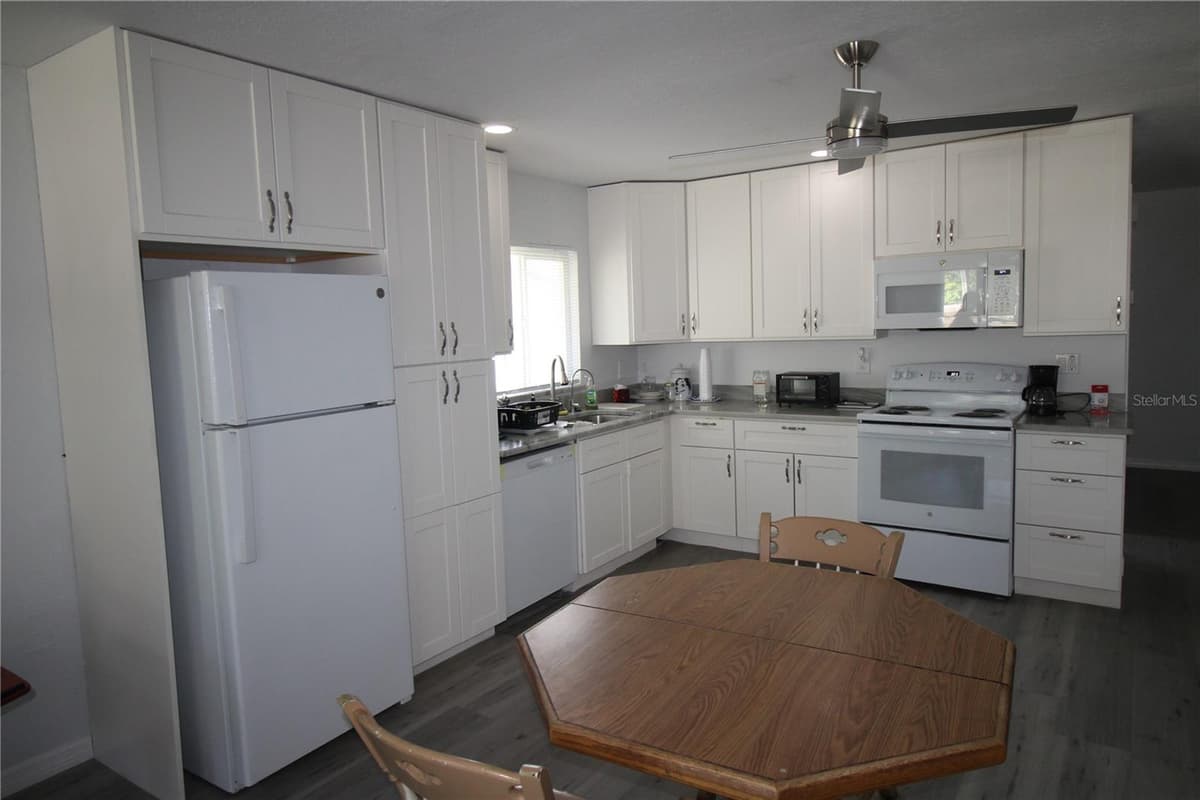 812 OLEANDER AVENUE — photo 3 of 12