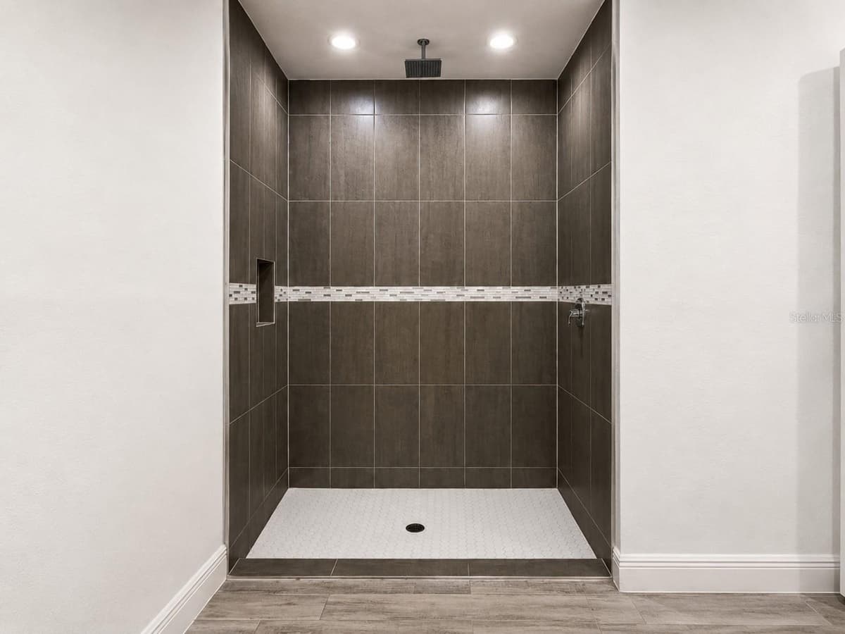 6203 FOREST COURT — photo 5 of 9