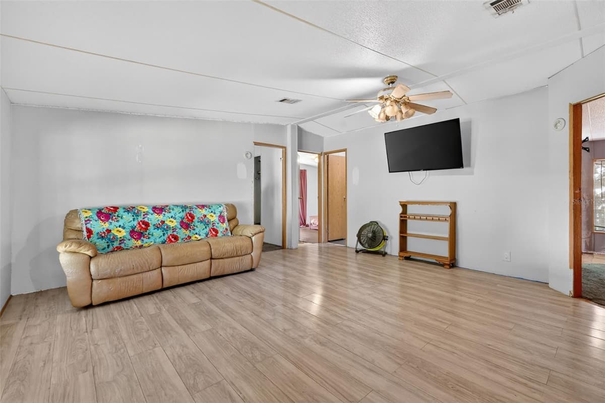 24301 JEFFERSON ST — photo 13 of 27