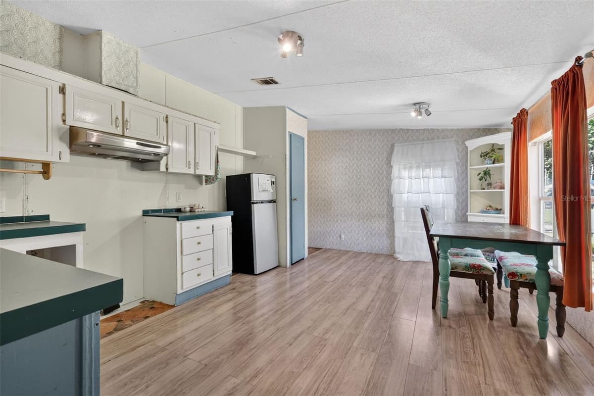24301 JEFFERSON ST — photo 15 of 27