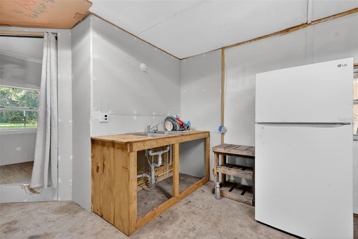 24301 JEFFERSON ST — photo 22 of 27