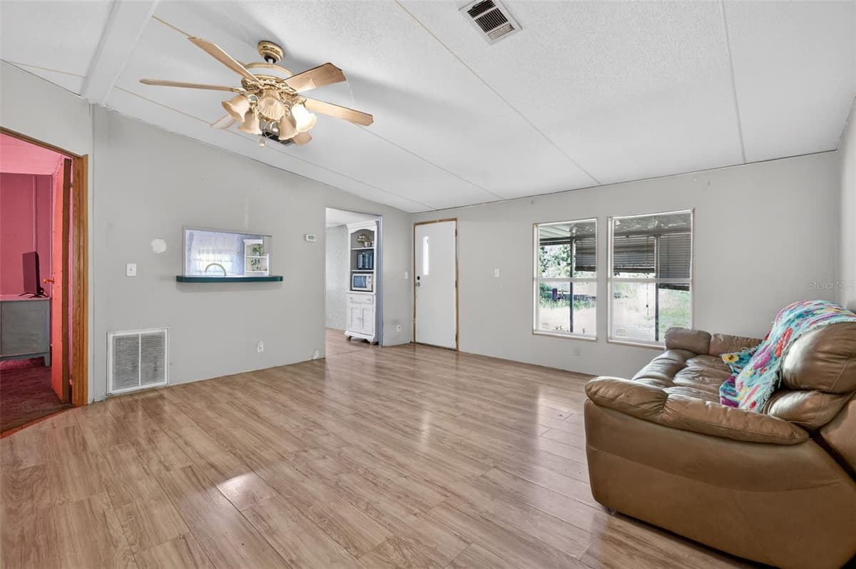 24301 JEFFERSON ST — photo 14 of 27