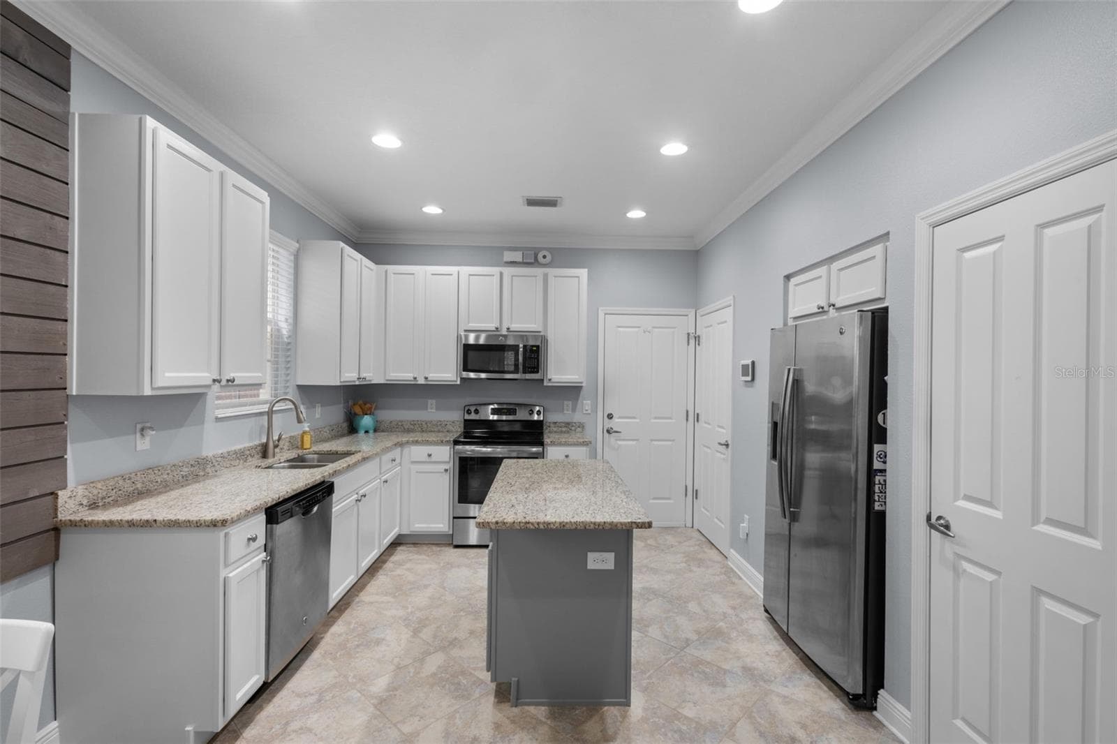 423 AURORA WAY — photo 13 of 36