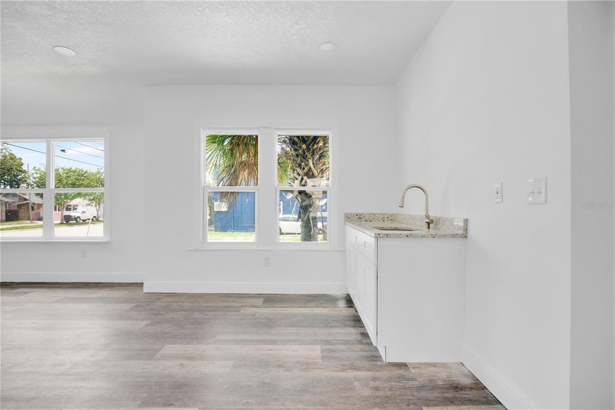 547 RIDGEWOOD AVENUE — photo 13 of 53