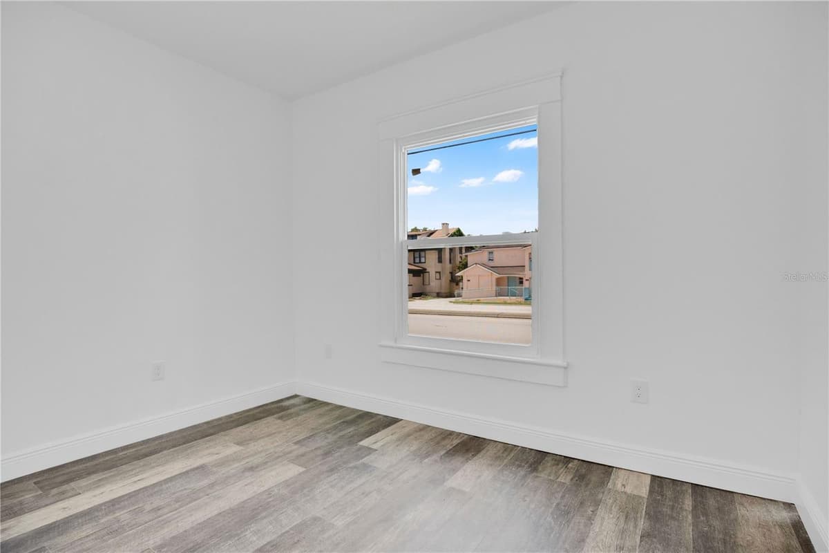 547 RIDGEWOOD AVENUE — photo 26 of 53