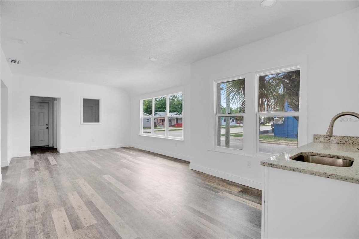 547 RIDGEWOOD AVENUE — photo 15 of 53