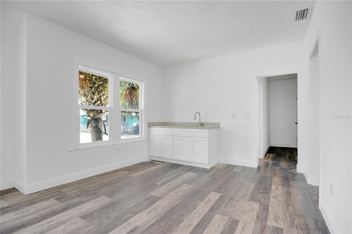 547 RIDGEWOOD AVENUE — photo 11 of 53