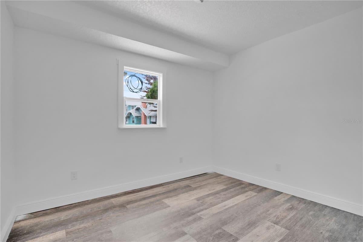 547 RIDGEWOOD AVENUE — photo 30 of 53